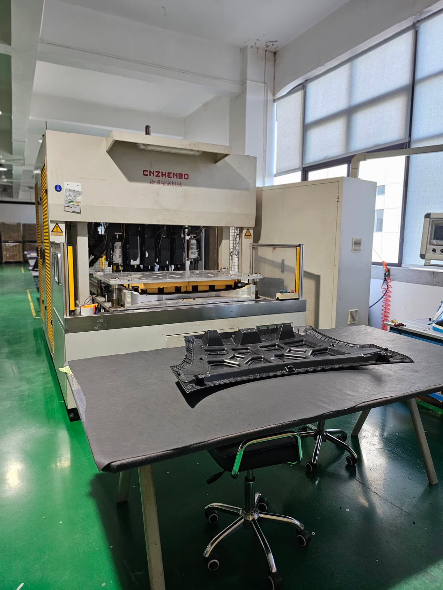 Precision press with moulded interior panel on the inspection table